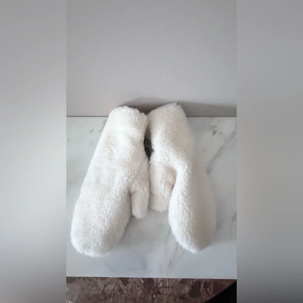 House of Harlow 1960 Ivory Fleece Mittens